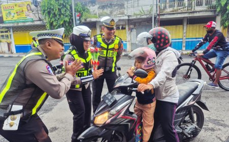 Hari Kesepuluh Operasi Keselamatan Semeru Polres Lumajang Beri Hadiah Pengendara Tertib