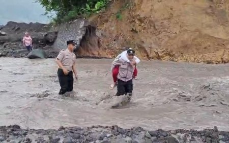 Aksi Heroik Polisi di Lumajang Gendong Siswa SD Seberangi Lahar Dingin Semeru
