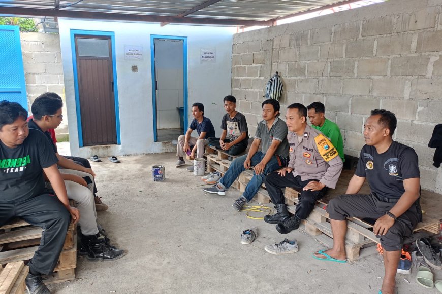 Amankan Jalur Logistik, Bhabinkamtibmas Polsek Nglames Polres Madiun Sambangi Gudang J&T Cargo Desa Bagi