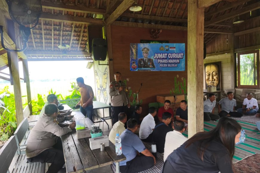 Dekatkan Diri dengan Masyarakat, Polsek Balerejo Gelar "Jumat Curhat" di Desa Waru