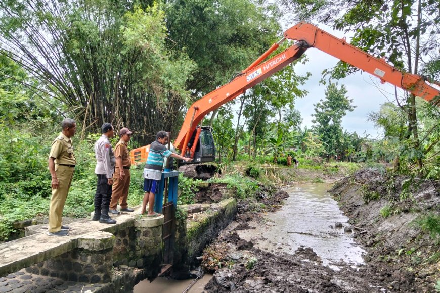 Antisipasi Banjir Luapan, Bhabinkamtibmas Polsek Wonoasri Kawal Normalisasi Sungai BBWS Bengawan Solo di Dusun Pucung