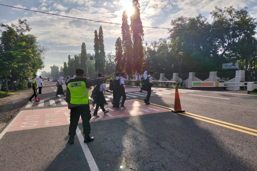 Tingkatkan Keamanan Sekolah, Polsek Balerejo Gelar Pam Penampilan Pagi di SMPN 1 Balerejo