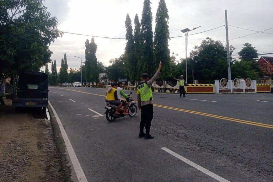 Cegah Kemacetan, Polsek Balerejo Gelar Pam Penampilan Pagi di Titik Rawan