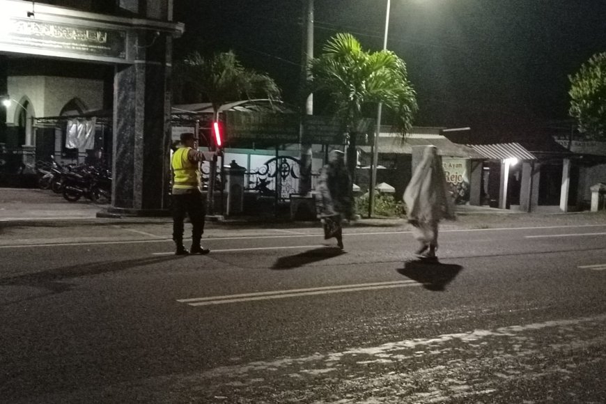 Berikan Rasa Aman, Polsek Balerejo Gelar Pengamanan dan Patroli Sholat Tarawih