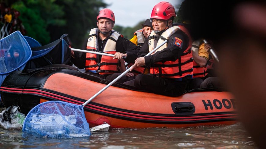 Gerakan Nasional ASRI: Polrestabes Surabaya Bersihkan Kawasan Jembatan Merah