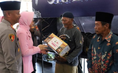 Ramadhan Berbagi : Polres Tulungagung Salurkan Bantuan Sembako Untuk Penggali Kubur dan Bilal Jenazah