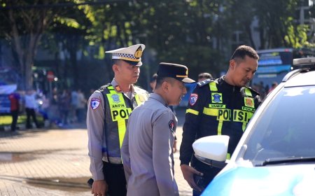 Aksi Heroik Satlantas Polres Gresik, Antarkan Pasutri Asal Situbondo yang Ketinggalan Bus Mudik
