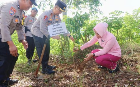 Polres Trenggalek Tanam Ratusan Pohon Beringin di Lahan Kritis Jaga Sumber Air